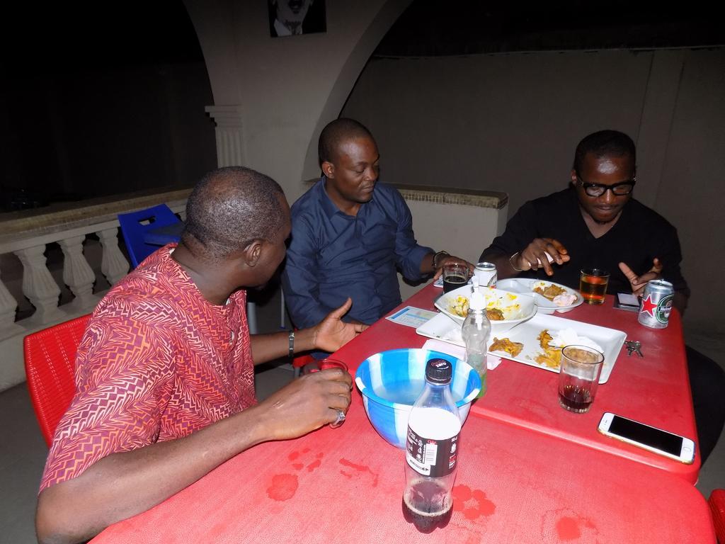 Posh Apartments And Hotel Ikeja Bagian luar foto