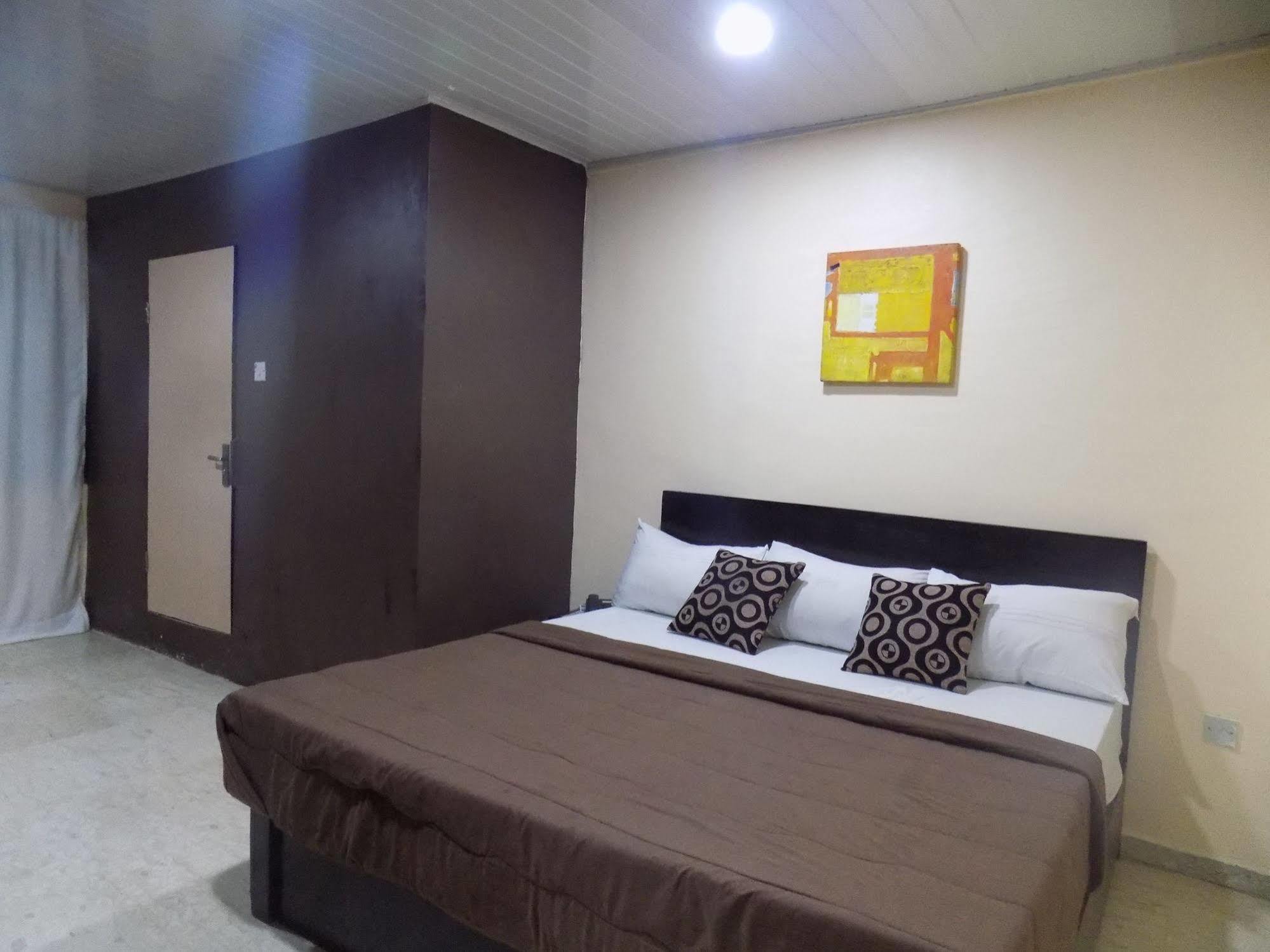 Posh Apartments And Hotel Ikeja Bagian luar foto