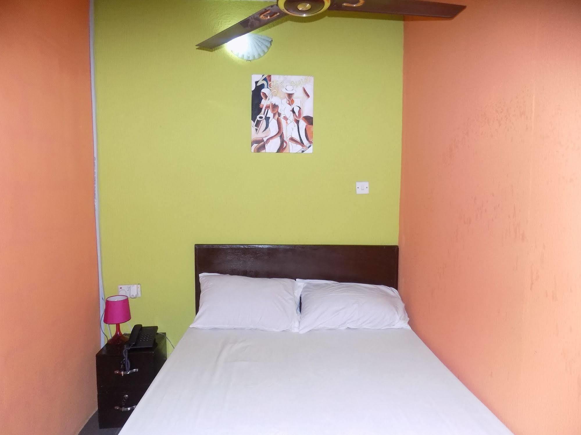 Posh Apartments And Hotel Ikeja Bagian luar foto
